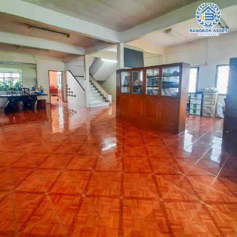 *****บ้านเดี่ยว 3 ชั้นมือสอง ในซอยเอกชัย135 เอกชัย เนื้อที่กว้างขวางมากถึง 74.10 ตร.ว. ฟังก์ชัน 8 ห้องนอน 7 ห้องน้ำ ที่จอดรถ 2 คัน พื้นที่ใช้สอยกว้างขวาง สามารถทำเป็นโฮมออฟฟิศได้ ทำเลดีเดินทางสะดวกสบาย เชื่อมต่อ ใกล้รถไฟฟ้าสายสีน้ำเงิน "สถานีหลักสอง" จองเลย!